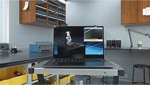 Mühendislik laboratuvarında 3B robot kol modeli gösteren dizüstü bilgisayar