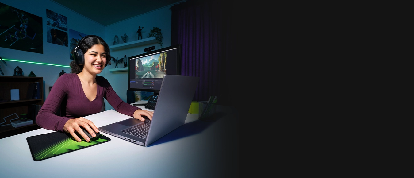 Öğrenci GeForce RTX dizüstü bilgisayar ile oyun oynuyor