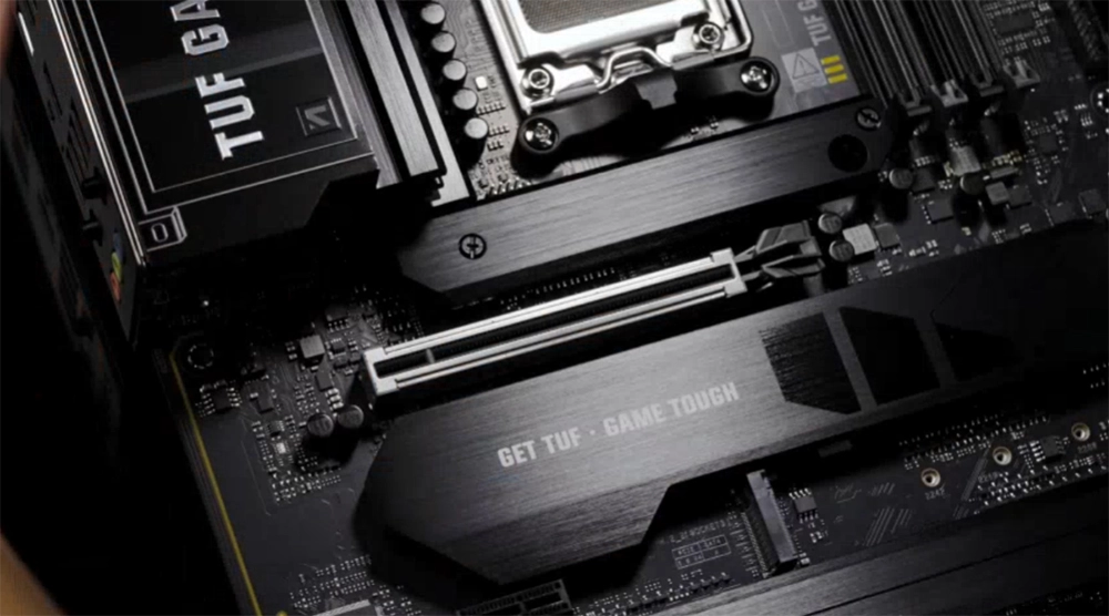 ASUS TUF GAMING X870E-PLUS WIFI PCIe Slot Q-Release Slim